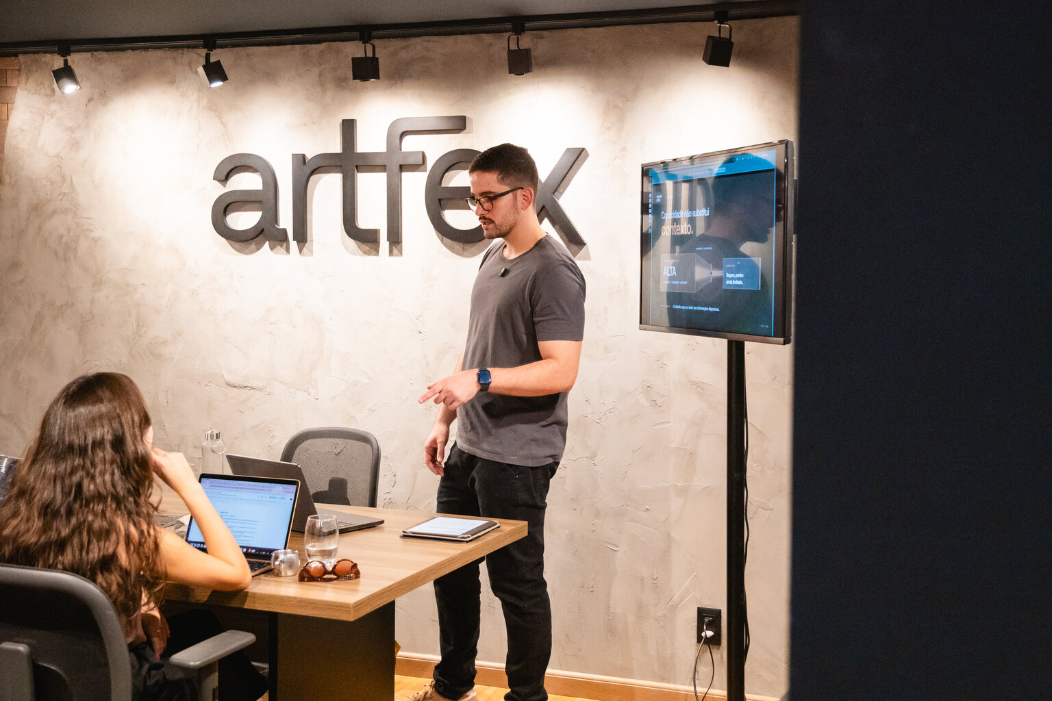 Pedro Lobo conversa com uma participante durante um treinamento realizado com a equipe da Artfex.
